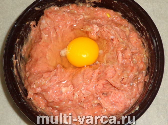 Курячий рулет з овочами в духовці