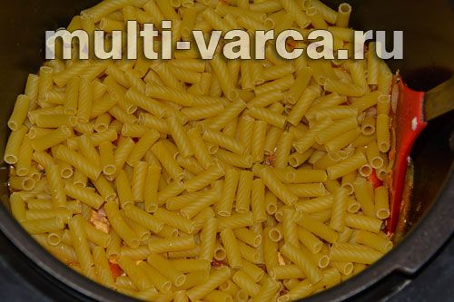 Макарони з тунцем і помідорами