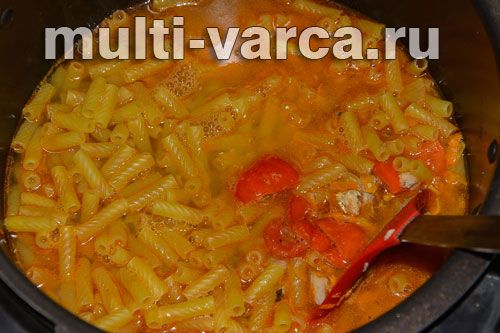 Макарони з тунцем і помідорами