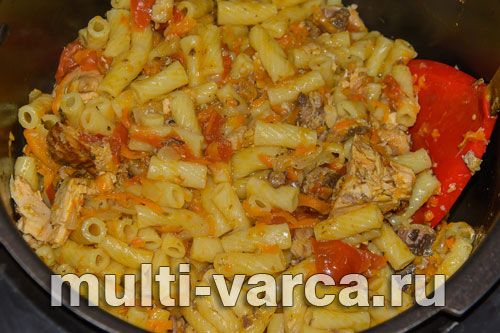 Макарони з тунцем і помідорами