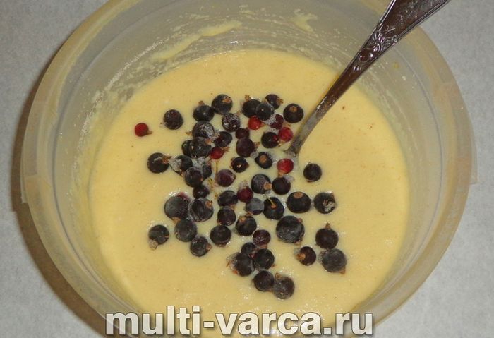 Манник із ягодами в мультиварці