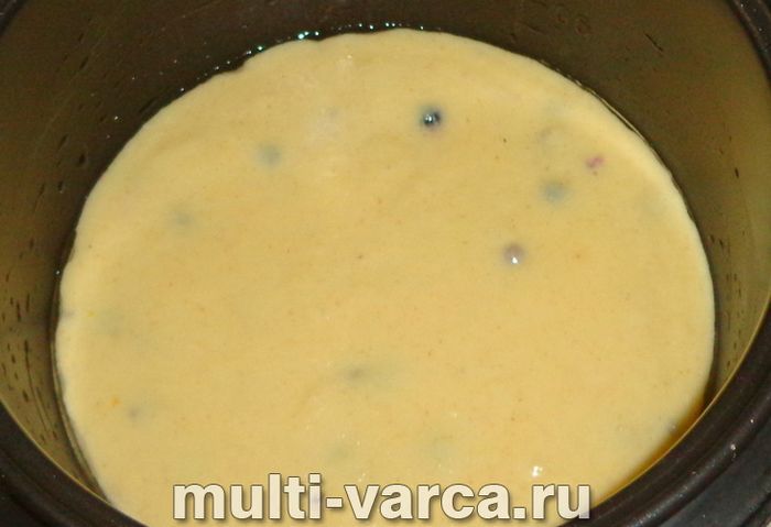 Манник із ягодами в мультиварці