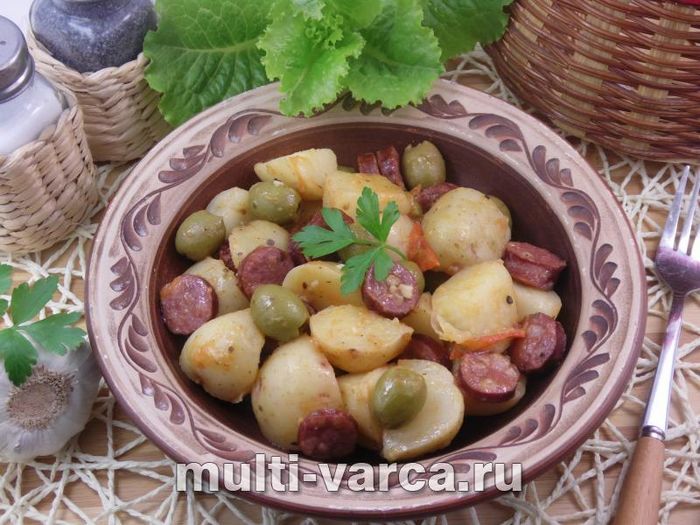 Молода картопля з мисливськими ковбасками та оливками