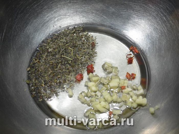 Молода картопля з мисливськими ковбасками та оливками