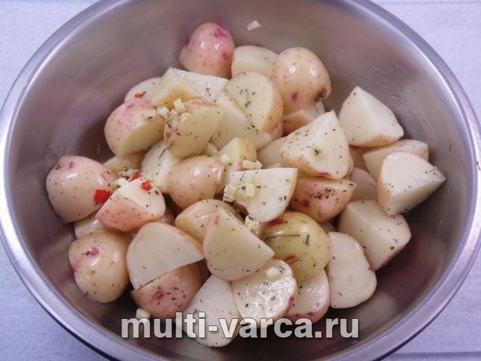 Молода картопля з мисливськими ковбасками та оливками