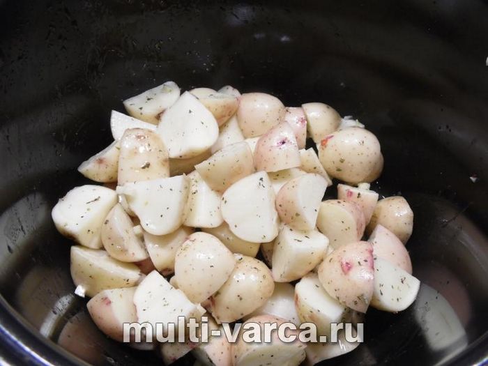 Молода картопля з мисливськими ковбасками та оливками
