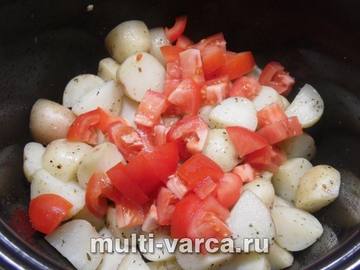 Молода картопля з мисливськими ковбасками та оливками