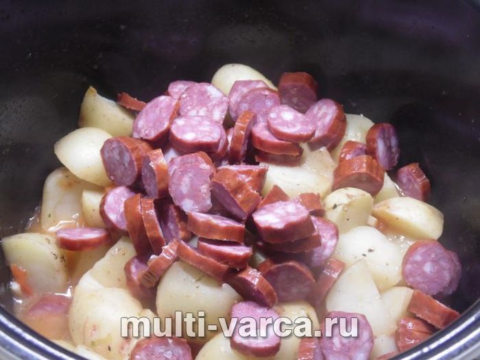 Молода картопля з мисливськими ковбасками та оливками