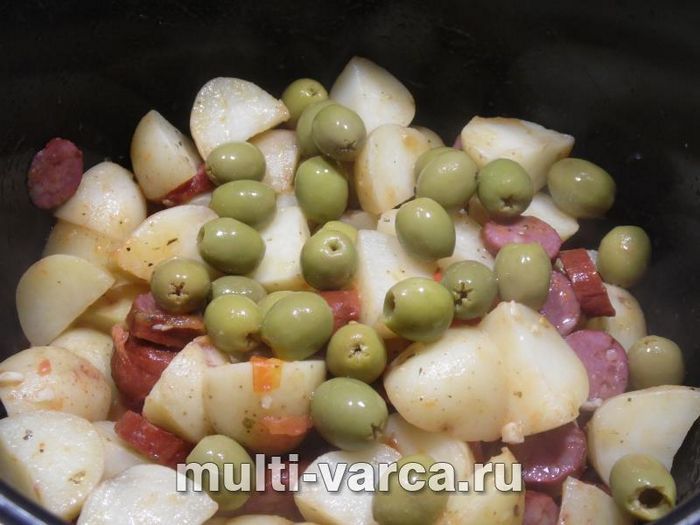 Молода картопля з мисливськими ковбасками та оливками