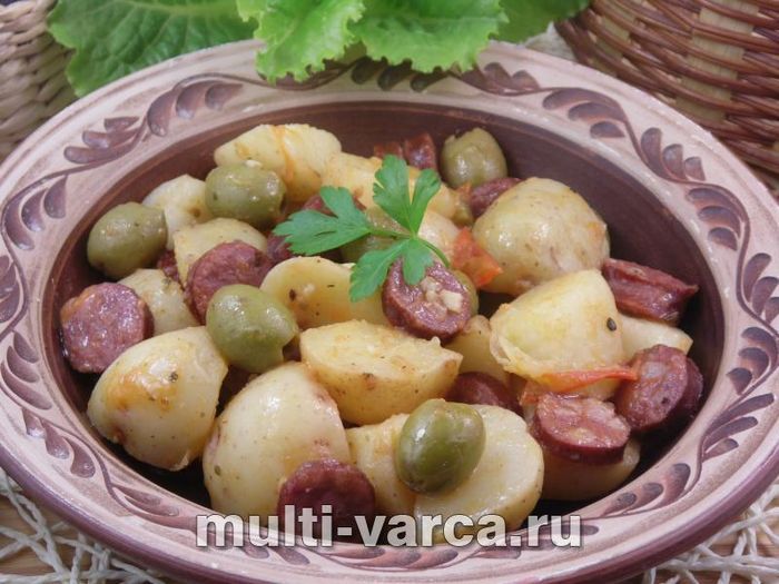 Молода картопля з мисливськими ковбасками та оливками