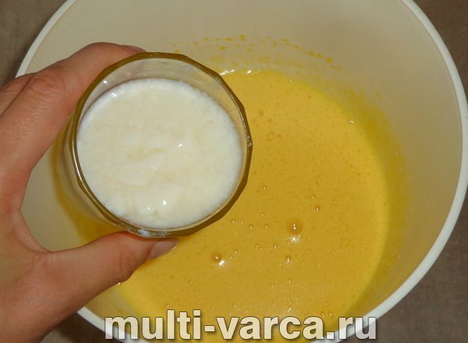 Морквяний пиріг на кефірі в мультиварці