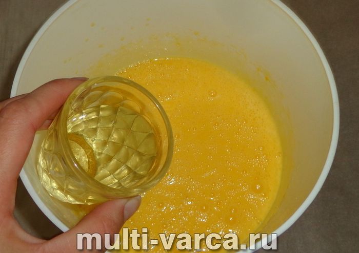 Морквяний пиріг на кефірі в мультиварці