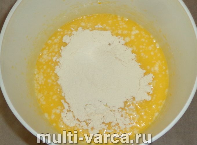 Морквяний пиріг на кефірі в мультиварці