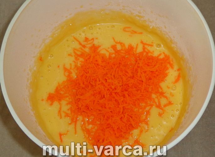 Морквяний пиріг на кефірі в мультиварці