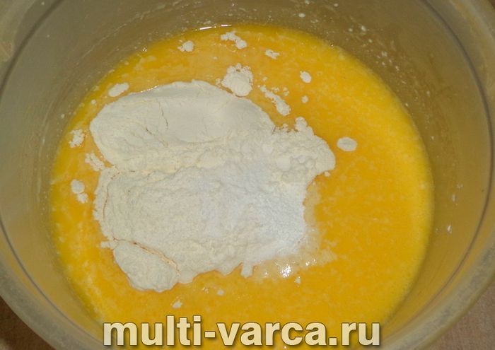 Наливний рибний пиріг на кефірі в мультиварці