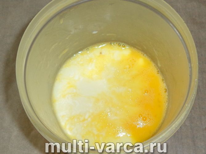 Омлет із помідорами в мультиварці
