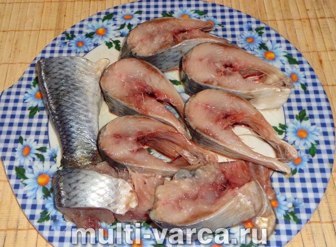 Оселедець тушкований у чаї в мультиварці