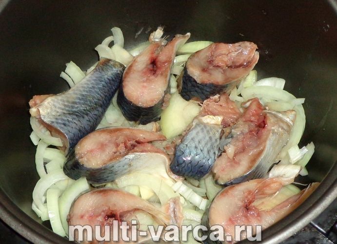 Оселедець тушкований у чаї в мультиварці
