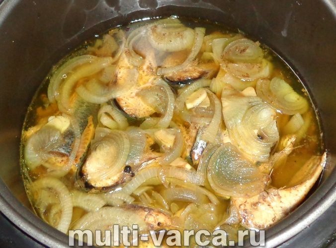 Оселедець тушкований у чаї в мультиварці