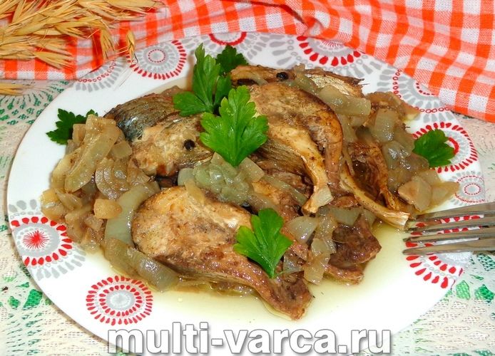 Оселедець тушкований у чаї в мультиварці