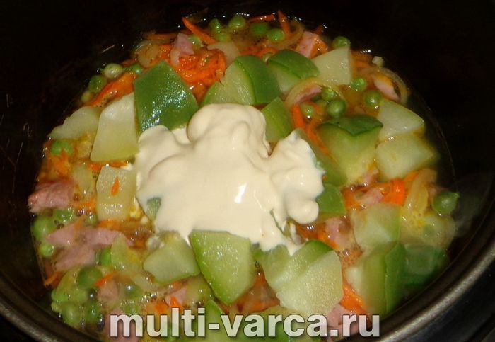 Овочеве рагу з ковбасою в мультиварці