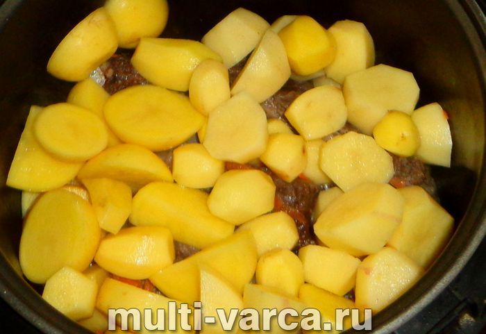 Печеня з реберцями в мультиварці