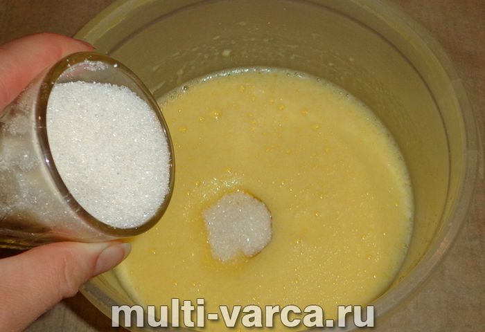 Шарлотка з ананасами в мультиварці