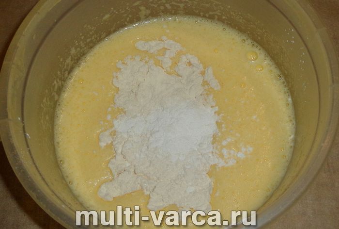 Шарлотка з ананасами в мультиварці