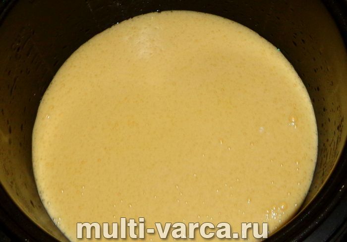Шарлотка з ананасами в мультиварці