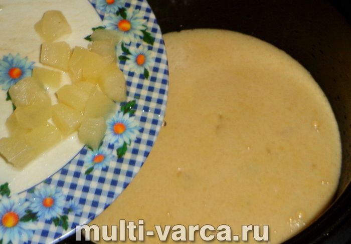 Шарлотка з ананасами в мультиварці