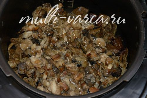 Смачна яловича печінка з грибами тушкована в мультиварці зі сметаною