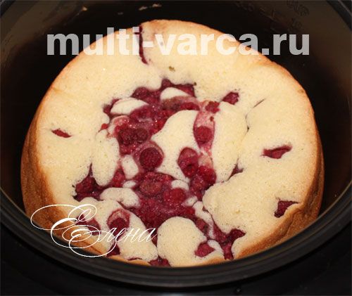 Смачна, пишна малинова шарлотка з малиновою начинкою