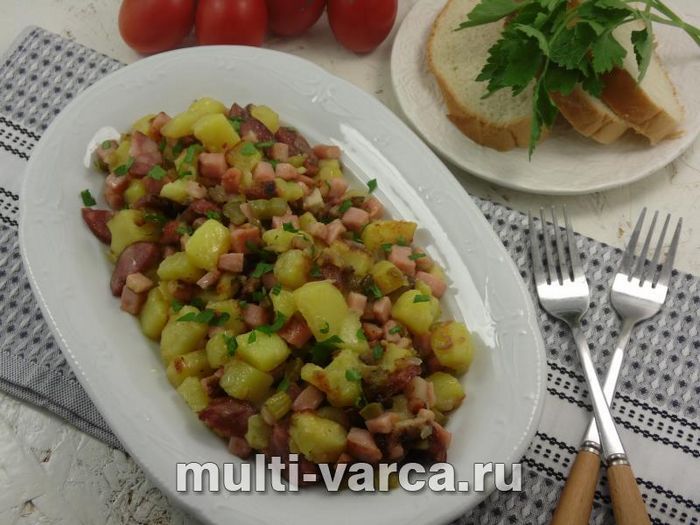 Смажена картопля з копченостями та солоними огірками