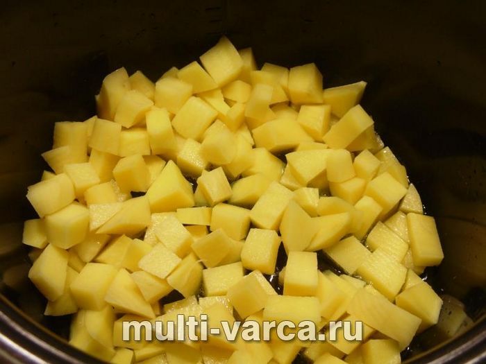Смажена картопля з копченостями та солоними огірками