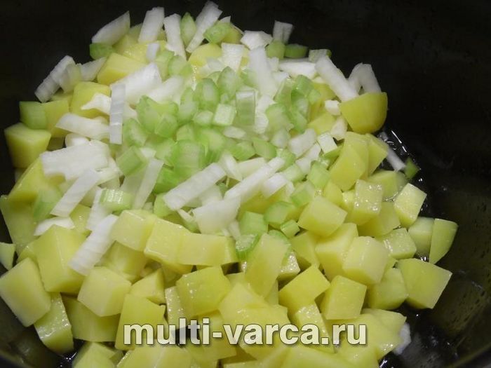 Смажена картопля з копченостями та солоними огірками