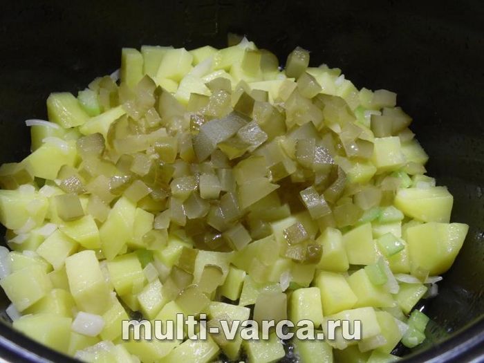 Смажена картопля з копченостями та солоними огірками