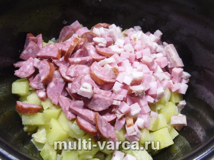 Смажена картопля з копченостями та солоними огірками