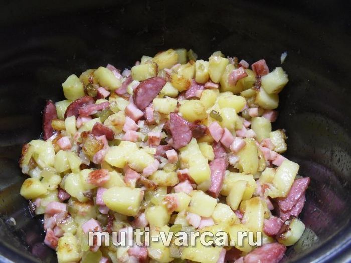 Смажена картопля з копченостями та солоними огірками