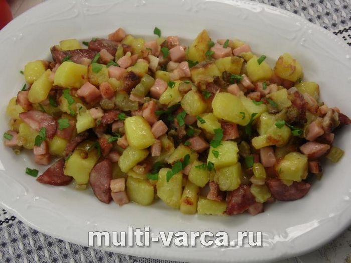Смажена картопля з копченостями та солоними огірками