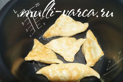Смажені пиріжки з прісного тіста з персиками