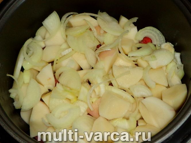 Телятина тушкована з картоплею в мультиварці