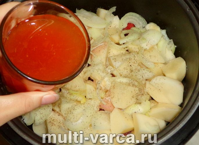 Телятина тушкована з картоплею в мультиварці