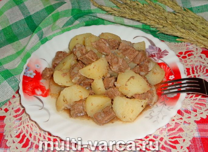 Телятина тушкована з картоплею в мультиварці