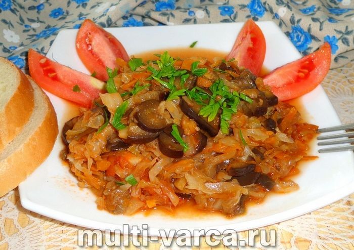 Тушкована капуста з баклажанами в мультиварці
