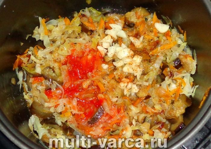 Тушкована капуста з баклажанами в мультиварці
