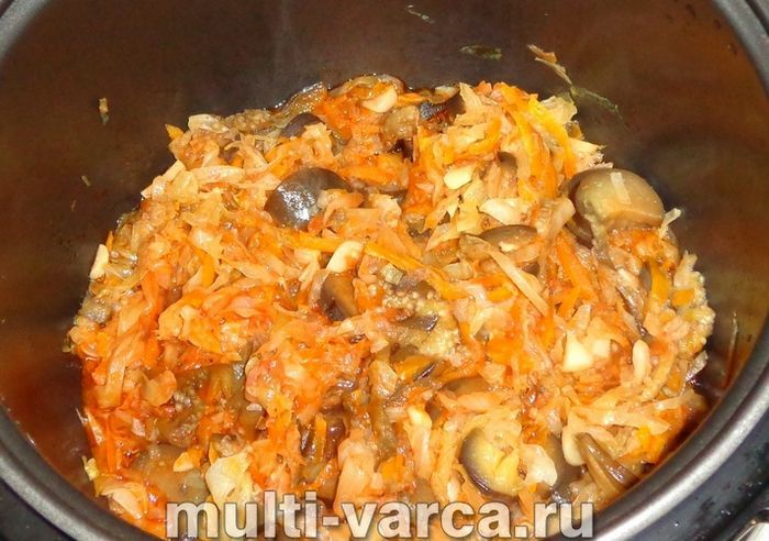 Тушкована капуста з баклажанами в мультиварці