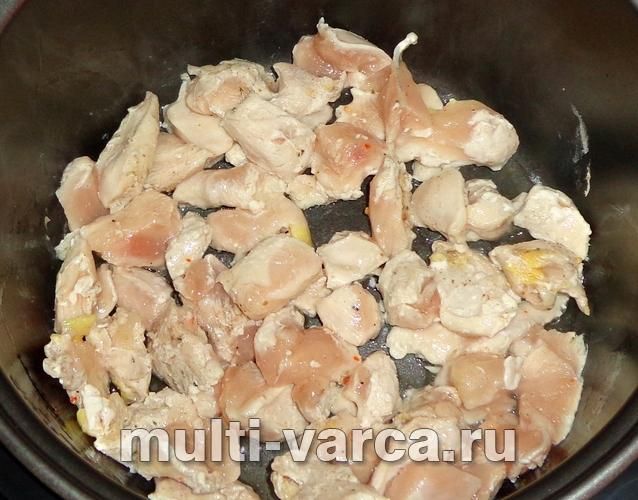 Тушкована курка з рисом у мультиварці