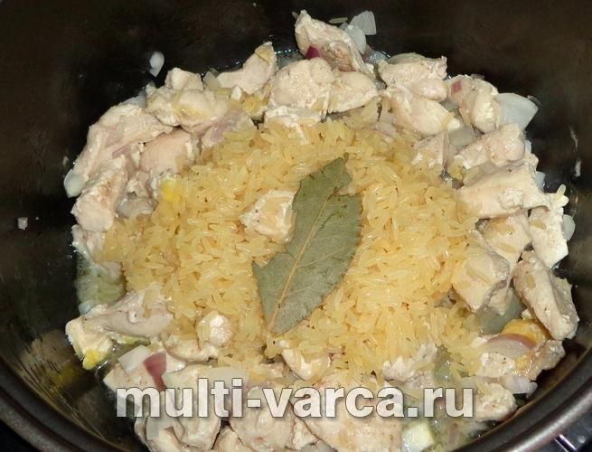 Тушкована курка з рисом у мультиварці