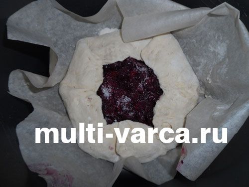 Вишнево-яблучний напіввідкритий пиріг у мультиварці