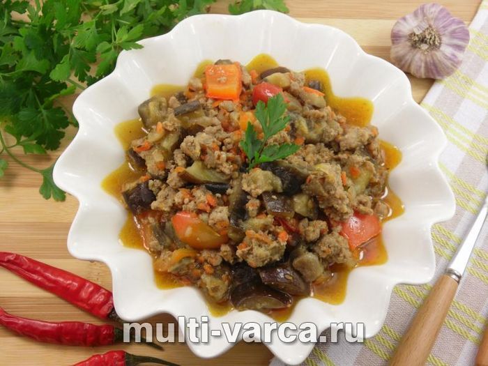 Баклажани з фаршем і овочами